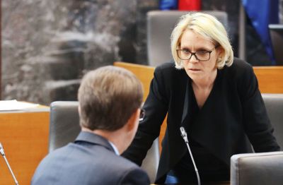 Anja Kopač Mrak Miru Cerarju: »To skakanje iz zakona v zakon ni etično!« Miro Cerar Anji Kopač Mrak: »Etično morda ni, je pa zagotovo poetično, mon amour.«