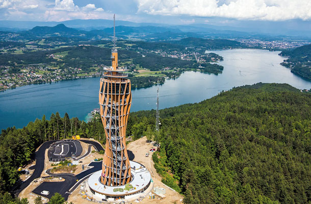  Leseni razgledni stolp Pyramidenkogl na avstrijskem Koroškem je že v prvem letu po odprtju povrnil celotne stroške naložbe. Arhitektura: Markus Klaura in Dietmar Kaden.