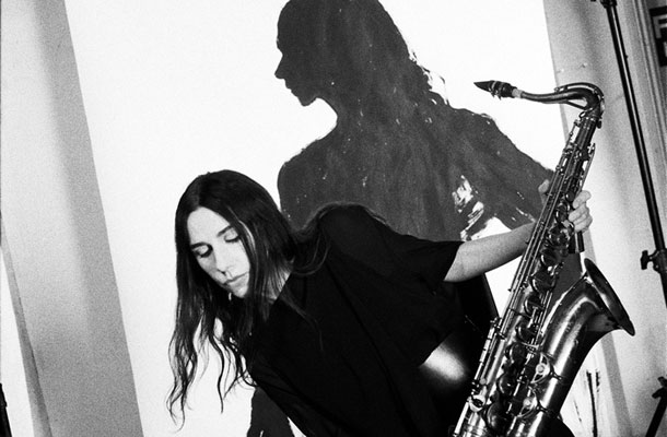 PJ Harvey – nekoč mladostniška upornica, danes politična aktivistka. 