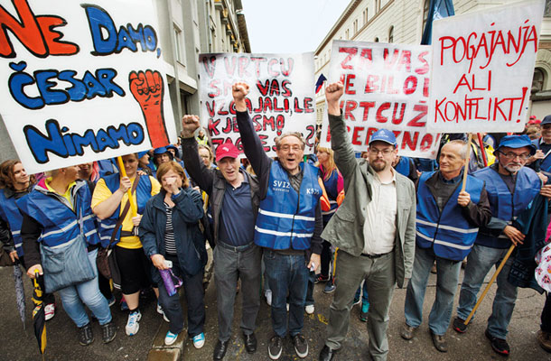Foto tedna: Protest Sindikatov javnega sektorja, s katerim so izrazili nasprotovanje vladni odločitvi, da izstopi iz pogajanj in opusti socialni dialog, pred vladno palačo v Ljubljani. 