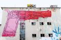 Roza pištola na pročelju ljubljanske tovarne Rog