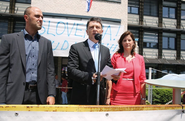 … na zboru delavcev, pod geslom »Luke ne damo« v podporo sedanji upravi Luke Koper (na fotografiji: delavski direktor Stojan Čepar, predsednik uprave Dragomir Matić, članica uprave Irena Vincek)