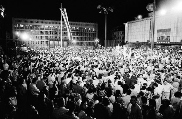 Osrednja slovesnost na Trgu republike ob razglasitvi samostojnosti. Na proslavi je predsednik predsedstva RS Milan Kučan govoril o dnevu, ko so dovoljene sanje, medtem pa so enote JLA že zasedle mejne prehode na Primorskem.