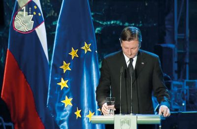 Predsednik Pahor in njegov kozarec: bližje evropski kot slovenski zastavi.