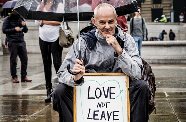 Protestnik na zboru podpornikov članstva Velike Britanije v Evropski uniji dan po razglasitvi rezultatov referenduma. 
