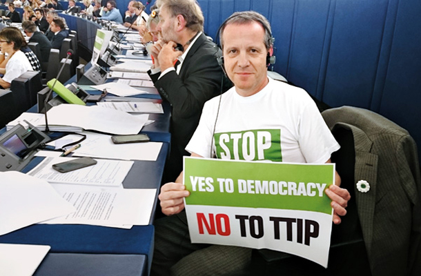 Igor Šoltes je edini slovenski poslanec v evropskem parlamentu, ki aktivno nasprotuje sprejemanju prostotrgovinskih sporazumov