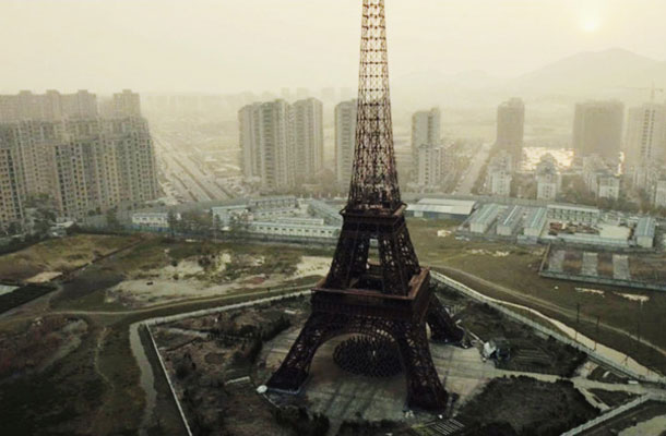 Prizor iz videospota za komad Gosh: tek množice  po skoraj zapuščenem kitajskem »Parizu«