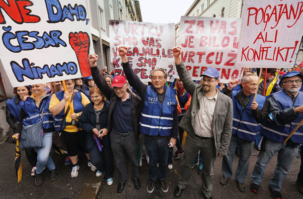 Junijski protest  sindikatov javnega sektorja. V ospredju, z dvignjenimi rokami: Dušan Semolič, Branimir Štrukelj in Jakob Počivavšek. 