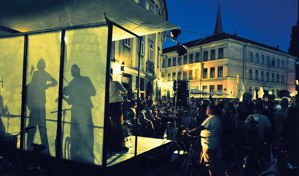 Dobimo se pred Škucem, Galerija Škuc Ljubljana