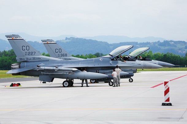 Sicer smo suvereni, a pred Putinovim obiskom v Sloveniji sta prejšnji teden na letališče Cerklje deloma nenapovedano priletela lovca F-16.