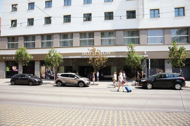 Območje za pešce pred hotelom Slon na Slovenski cesti v Ljubljani.