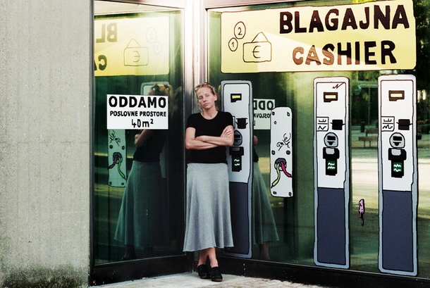 Avtorica umetniške instalacije Toni Soprano pred blagajno.