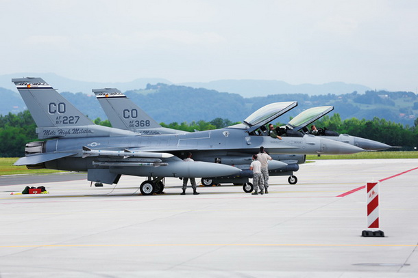 Sicer smo suvereni, a pred Putinovim obiskom v Sloveniji sta prejšnji teden na letališče Cerklje deloma nenapovedano priletela lovca F-16. 