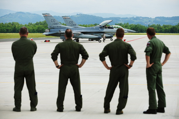 Nekaj dni pred obiskom ruskega predsednika Vladimirja Putina sta na vojaškem letališču v Cerkljah ob Krki (prenovljenem s pomočjo zveze NATO – ruskega naravnega sovražnika) pristali ameriški vojaški letali F-16.