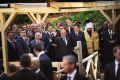 Nasmejana ruski in slovenski predsednik Vladimir Putin in Borut Pahor ter drugi srečneži z VIP-kartami, slovesnost ob Ruski kapelici pod Vršičem