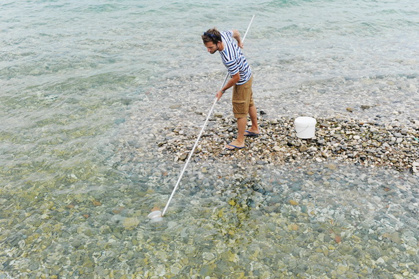 Mladi raziskovalec Martin Vodopivec in njegov pripomoček za lovljenje meduz