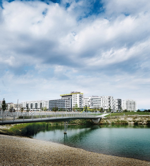 Stanovanjska soseska Aspern Seestadt se razprostira na 2,4 milijona kvadratnih metrih površin. Tako ogromna je, da bi vanjo lahko spravili 340 nogometnih igrišč. Tam, kjer je danes umetno jezero, je bilo nekoč letališče Aspern.