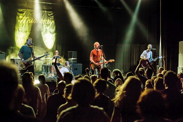 Njihova distorzirana, med punk in garažnim rockom ujeta glasba še vedno ni izgubila energičnosti in privlačnosti.