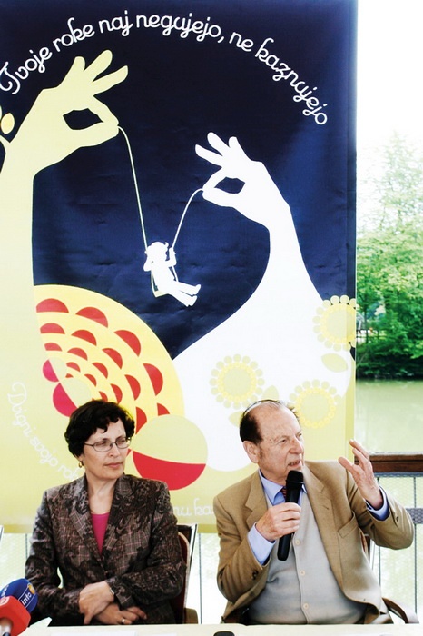 Dr. Pavle Kornhauser (na sliki ob takratni varuhinji človekovih pravic Zdenki Čebašek Travnik) se je rad predstavljal kot najstarejši aktivist v Zvezi prijateljev mladine.