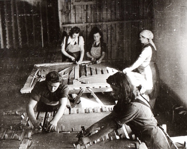 V Knafličevi tovarni usnjarke napenjajo kože na lesene okvirje