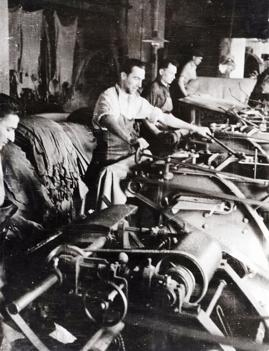 Usnjarji pri strojih v proizvodnji Knafličeve tovarne