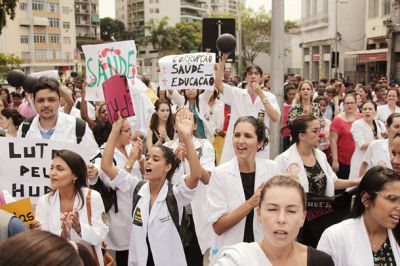 Protest zaposlenih v Univerzitetni bolnišnici Pedro Ernesto zaradi nevzdržnih delovnih razmer.