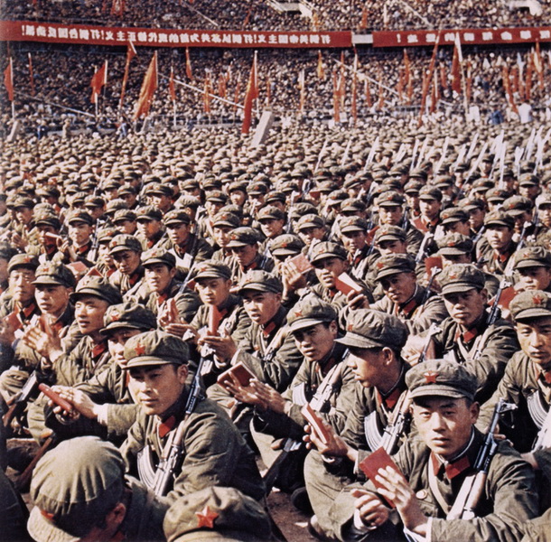 Rdeči gardisti na zboru med javnim prebiranjem Maove Rdeče knjižice, Peking 1968