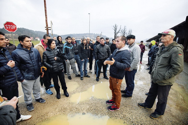 V Sloveniji so delavci migranti velikokrat žrtve izkoriščanja. Država v njih ne vidi razvojne priložnosti (na fotografiji izkoriščani delavci iz podružnice podjetja Marof trade).