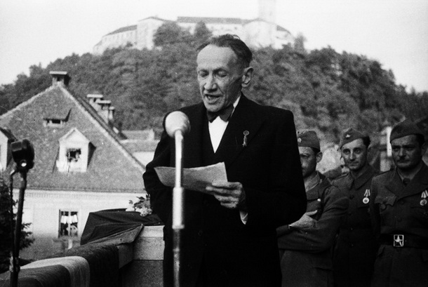 Oton Župančič med govorom na balkonu Univerze v Ljubljani, 10. maja 1945.