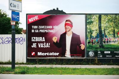 Avgustovski Mercatorjev plakat. Jezikovni purist bi ga popravil takole: Tudi z zavezanimi očmi bi ga prepoznal.** Mercator tega oglasa ni popravil. Vidimo ga lahko tudi na nacionalni televiziji. 