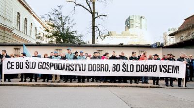 Če se podjetja ne bodo izogibala plačilu davkov, bo šlo dobro državi in posledično tudi podjetjem (na fotografiji eden izmed protestov, na katerem so sodelovali člani GZS).