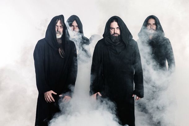 Člani zasedbe Sunn 0))) v obveznih meniških kutah