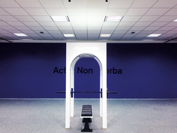 Osrednji eksponat je pretirano zdizajnirana fitnes naprava, ki predstavlja vprašanje konformizma. Fizična aktivnost, ki je samotarska in samovšečna, v kapitalizmu krepi ego in narcisoidnost.