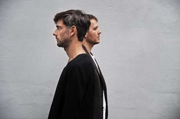 Jaka Neon in David Kladnik, znana tudi kot Kitsch Nitsch, sta tokrat galerijo spremenila v fitnes studio.