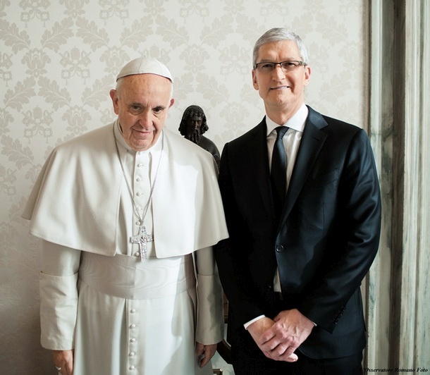 Papež Frančišek in Tim Cook, prvi mož korporacije Apple, januarja letos v Vatikanu.