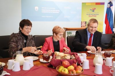 Ministri uživajo ob oglaševanju dneva slovenske hranein tradicionalnega slovenskega zajtrka. Ko bi lahko pomagali lačnim otrokom, so bolj zadržani.