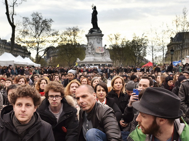 Janis Varufakis v Parizu na protestu proti vladnim zakonom o delu aprila 2016.
