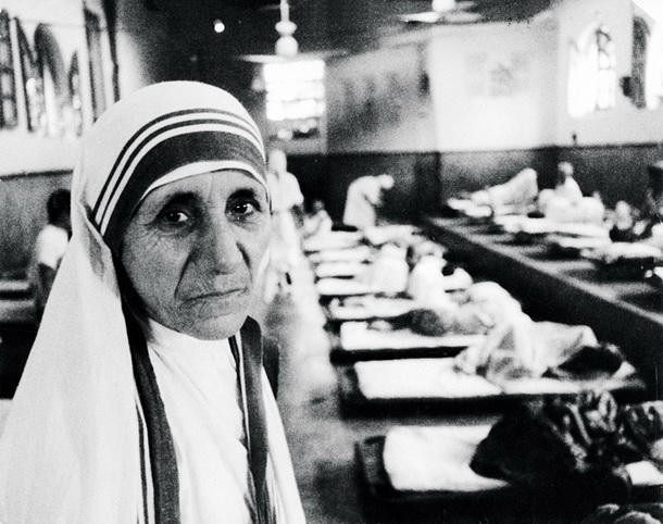 Mati Tereza leta 1980 v eni izmed hiš za bolne in umirajoče v Kalkuti.