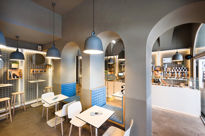 Slaščičarna in sladoledarna Aroma z zelo ambicioznim interjerjem v središču Ljubljane. V slaščičarni, ki je načeloma prostor udobja in hedonizma, so površine zaključene v grobem ometu in prefabriciranih kovinskih mrežah, na katere so obešeni razstavni proizvodi in okrasni elementi. Skoraj industrijski interjer je tako v izrazitem nasprotju z vaflji, rogljički in drugimi razstavljenimi artikli. Podobno kot pri Rogu je tu resnobnost presežena z gugalnicami, ki nadomeščajo sedeže pri mizah. Kombinacija industrijskega pridiha, igrivih gugalnic in sladke ponudbe je nenavadna, a deluje. 