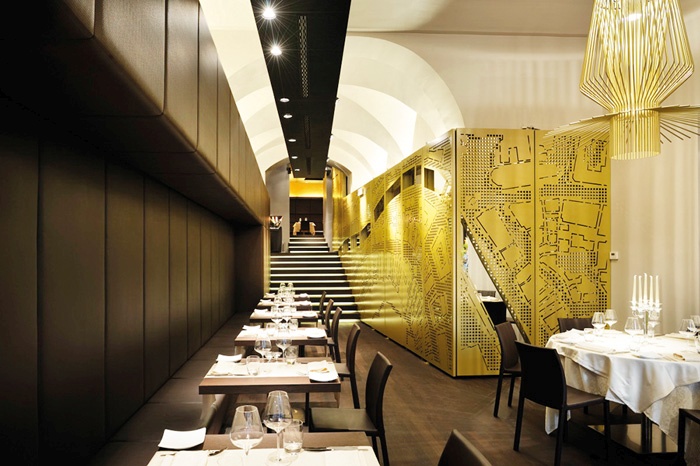 Restavracija Valvas’or v Ljubljani, eno od starejših del biroja, kaže, kako se njegovi interjerji uspešno starajo. Stroge črne in bele površine so razbite z velikim, zlato barvanim volumnom, na katerem je vrezan abstrahiran zemljevid Ljubljane. Črne, bele in zlate površine so začinjene z visečimi lestenci in lesenimi mizami. 