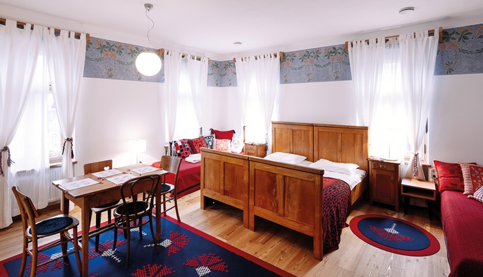 Domačija Pr’Gavedarjo, prenovljena v butični hotel, je dokaz, da je s kombiniranjem preprostih površin, obnovljenih kosov pohištva in tradicionalnih vzorcev mogoče ustvariti prostore, ki so obenem podeželski in sodobni.