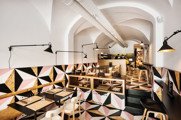 Ena Aleševih in Špelinih novejših izvedb je restavracija Robba na ljubljanskem Mestnem trgu, pri Robbovem vodnjaku. Najočitnejši element interjerja je trikotni vzorec, ki se pojavlja po vsem prostoru in je povzet po trikotni obliki Robbovega vodnjaka. Daje videz prestižnosti, a gre pravzaprav za inovativno barvano OSB-ploščo, ki navadno velja za »grdo«. Barvna paleta se ponavlja povsod po prostoru – bela sedala, črne mize in luči, leseni stoli ... Skupni videz je kombinacija domačnosti in sodobnega abstraktnega vzorca.