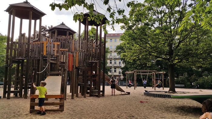 Igrišča so pogosto sestavljena iz lesenih stolpov s povezovalnimi mostovži, ki lahko segajo deset metrov in več v višino.