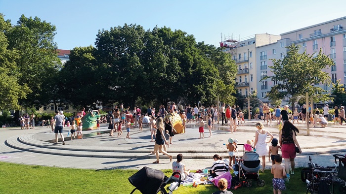 Igra z vodo je sestavni del številnih igrišč – ponekod so samo pipe, nekatera igrišča pa so v celoti posvečena vodi. Na fotografiji vodno igrišče pri postaji Nordbahnhof v Berlinu.