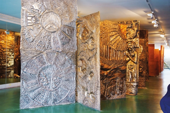 Spomenik Latinski Ameriki iz leta 2008, izdelan iz brona, aluminija in terakote, je postavljen v podhod. Presunljive so upodobitve zgodovine južnoameriških ljudstev in narodov.