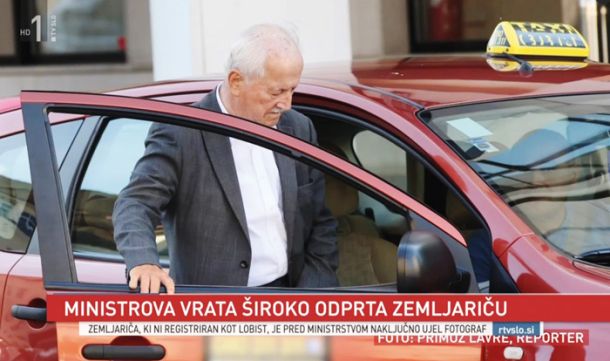 Objava Reporterjevih fotografij v TV Dnevniku. Nekdanji šef Udbe stopa v taksi