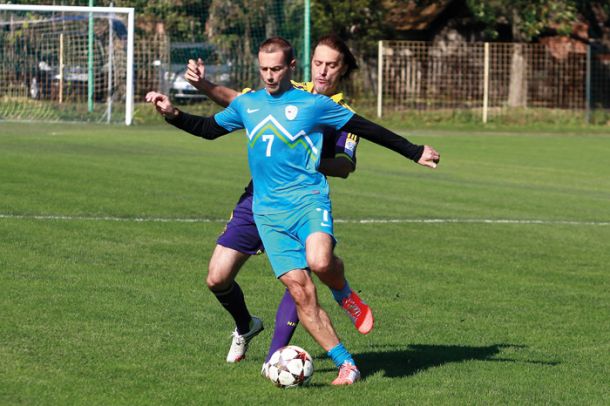 Aleksander Čeferin, za njim pa Miran Pavlin, na tekmi Maribor : Nogometna zveza Slovenije leta 2014