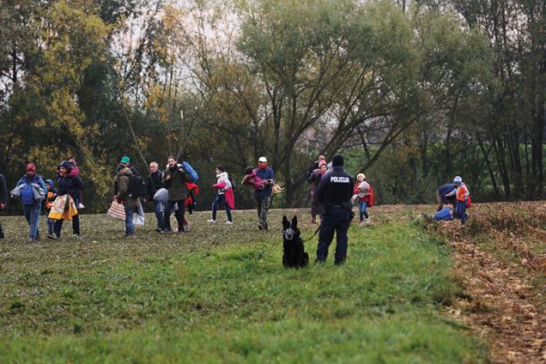 Begunci in varuh meje pred slabim letom dni v Rigoncah.