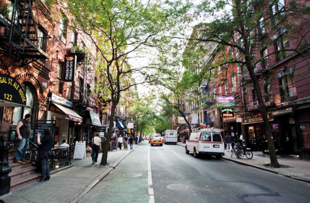 Pestra ponudba lokalov v newyorški četrti Greenwich Village privablja na ulico množice pešcev in dela hojo zanimivo in uporabno.