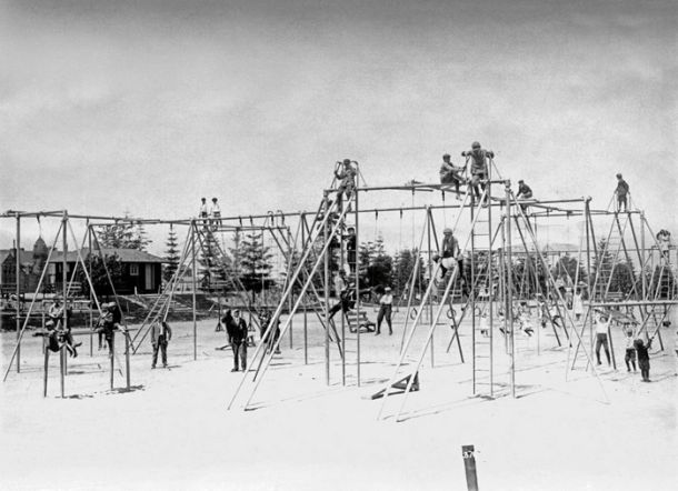 Igrišče Hiawatha, New York, ZDA, 1912. Prva otroška igrišča, ki naj bi otroke spravila z ulic in jim omogočila socializacijo, so bila veliko nevarnejša, kot si danes sploh lahko predstavljamo.